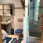 Doppelzimmer Mit Doppelbett Und Zusaetzlicher Einzelner Schlafgelegenheit Homestay *