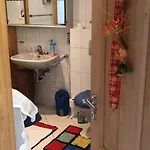 Homestay Doppelzimmer Mit Doppelbett Und Zusaetzlicher Einzelner Schlafgelegenheit Winningen
