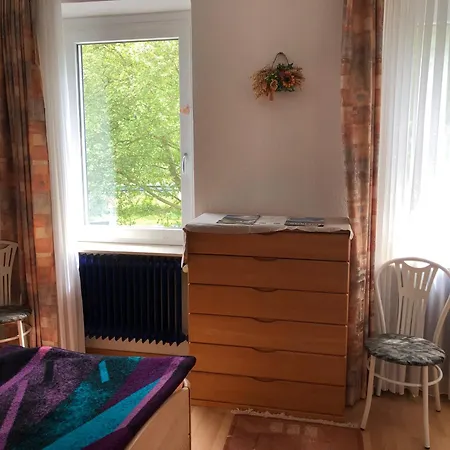 Doppelzimmer Mit Doppelbett Und Zusaetzlicher Einzelner Schlafgelegenheit * Winningen