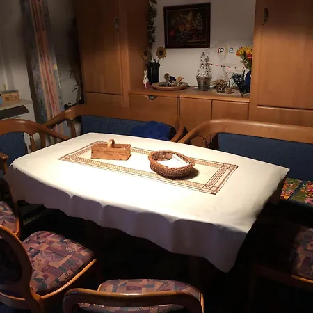 Rum i privatbostad Doppelzimmer Mit Doppelbett Und Zusaetzlicher Einzelner Schlafgelegenheit *