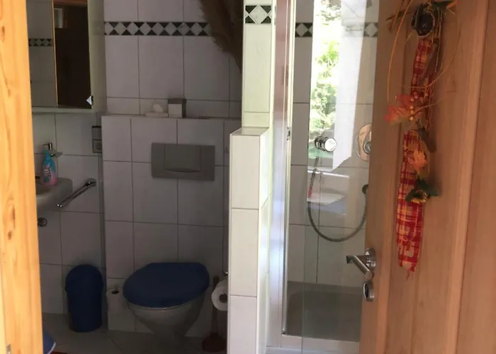 Rum i privatbostad Doppelzimmer Mit Doppelbett Und Zusaetzlicher Einzelner Schlafgelegenheit